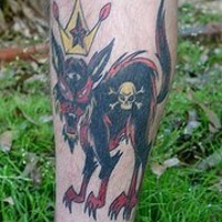Schwarze glückliche Katze in Krone Bein Tattoo