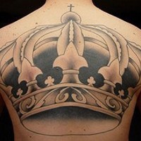 Un gros tatouage de la couronne impérial sur tout le dos