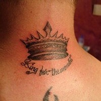 tatuaje de corona en tinta negra en la nuca