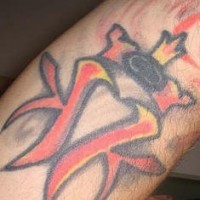 tribale incoronato tatuaggio