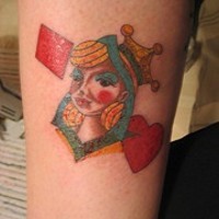 Le tatouage de reine avec les enseignes rouges