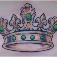 tatuaje de corona dorada con gemas verdes