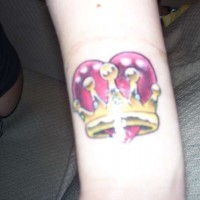 Schönes Tatto mit Herzen und Krone in Farbe