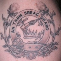 simbolo scozzese con corona tatuaggio