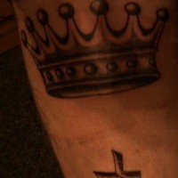 Königliche Krone und Kreuz Tattoo