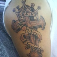 tatuaje de la cruz coronada con cinta alrededor