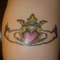 tatuaje colorido del símbolo del anillo Claddagh