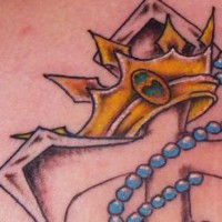 corona d'oro detaglio tatuaggio