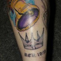 tatuaje conmemorial de campana dorada con corona