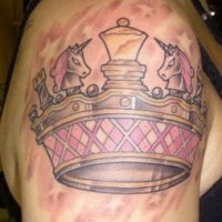 Rosa Krone mit Einhörnern Tattoo