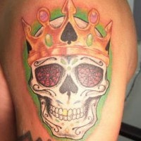 Schädel mit Krone Pik Tattoo