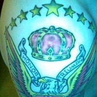 tatuaje de honór de águila coronada con estrellas