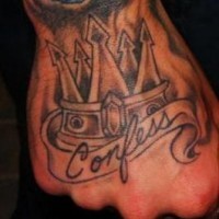 Tattoo mit Krone und Wort Confess am Arm