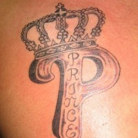 tatuaje de monograma con corona