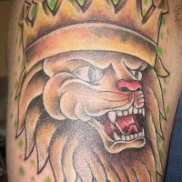 tatuaje colorido del león con corona