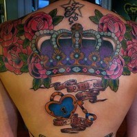 Le tatouage coloré de la couronne royale avec des roses sur le dos