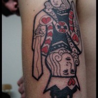 tatuaje en el brazo de una sota de corazones