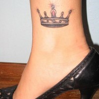 piccola corona tatuaggio sulla gamba