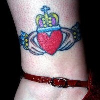 tatuaje del símbolo del anillo Claddagh en la pierna depilada