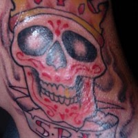 cranio incoronato con iniziali tatuaggio
