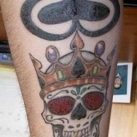 tatuaje de calavera coronda con rey de picas