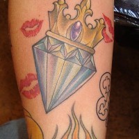 diamante coronato tatuaggio colorato