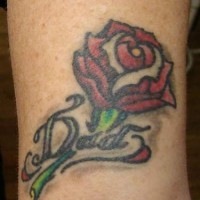 el tatuaje conmemorativo de una rosa con la palabra 