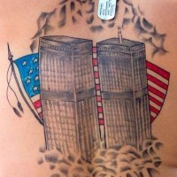 el tatuaje conmemorativo de las torres gemelas 2011 con la bandera de estados unidos hecho a color