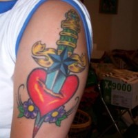 pugnale accoltellato in cuore con fiori tatuaggio colorato