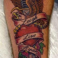 pugnale e l'aquila su cuore rosso tatuaggio sul braccio