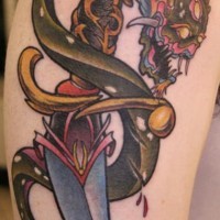 pugnale con serpente di mare intorno tatuaggio