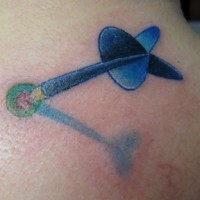 el tatuaje 3D de un dardo azul en el cuello