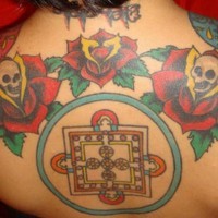 el tatuaje de un simbolo y dos calaveras dentro de rosas rojas hecho en la espalda