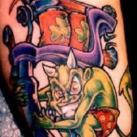 demone verde con trifogli tatuaggio colorato