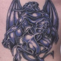 tatuaje de demonio azul con alas