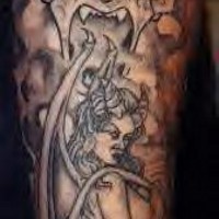 tatuaje de ella-demonio con dragón