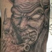 tatuaje negro de demonio comiendo un corazón