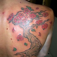 Tatuaje en la espalda, árbol torcido con flores grandes