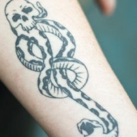 Le tatouage du symbole avec un serpent de la morte