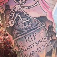 Farbiges Tattoo mit Katze und Friedhof