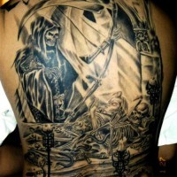 Le tatouage de tout le dos avec la  morte en prenant la vie