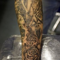 tatuaje de rosas y ángel en pena