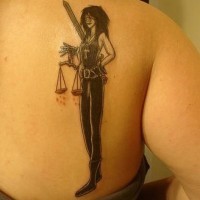 Le tatouage de la morte femme avec une balance