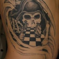 Le tatouage de la morte jouant aux échecs