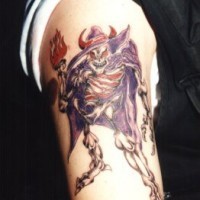 demone in mantello viola tatuaggio