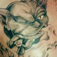tatuaje de demonio verde fumando