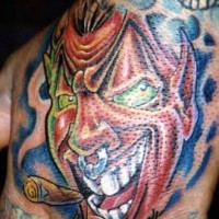 tatuaje colorido de demonio riendo