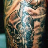 tatuaje del cráneo con glóbulo ocular en la mano de demonio