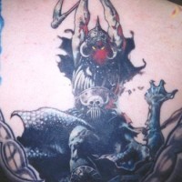 tatuaje arte de obra de guerrero cortando al demonio con una hacha