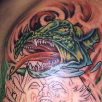 tatuaje inacabado de dragón verde